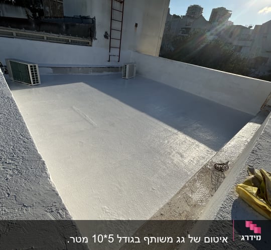 גג אטום בציפוי לבן עם ציוד איטום